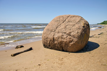 Fototapeta na wymiar Laucu Akmens kamień w Łotwa bałtyckich kurortów morskich
