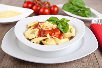 Tortellini mit Tomaten-Basilikum-Soße und Käse