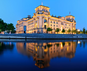 Fototapeta na wymiar Budynek Reichstagu w Berlinie, Niemcy, w nocy