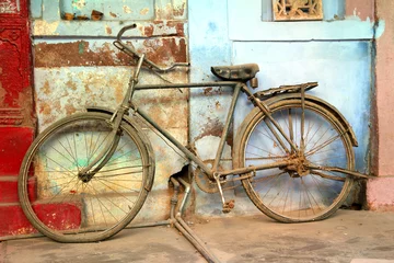 Keuken spatwand met foto oude vintage fiets in India © Kokhanchikov