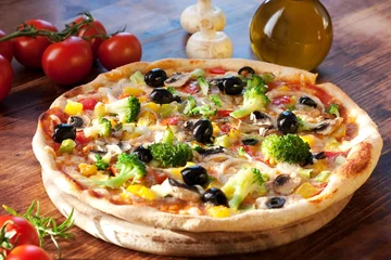 Crédence de cuisine en verre imprimé Pizzeria pizza au brocoli et aux olives