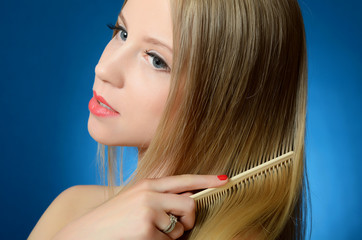 Obraz premium The beautiful girl brushes hair
