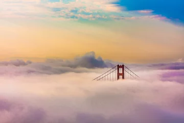 Papier Peint photo Lavable San Francisco Célèbre Golden Gate Bridge dans le brouillard épais après le lever du soleil