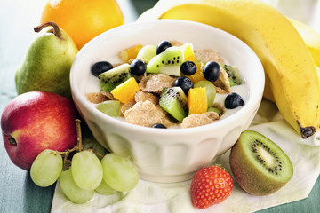 Spelt Cornflakes with milk and fruit
