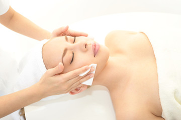 フェイスマッサージを受ける女性