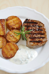 Steak mit Bratkartoffeln und Sauerrahm Dip