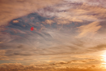 ciel barbouillé au coucher de soleil