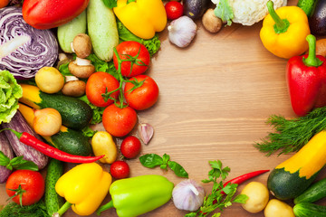 Fototapeta na wymiar Fresh Organic Vegetables on wooden Table / Round