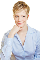 Junge attraktive Frau lächelt