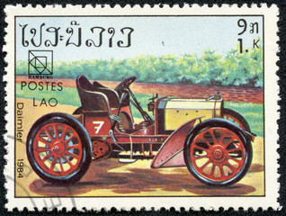 Fototapeta na wymiar Stempel drukowane w Laosie gościnnie zabytkowe Daimler samochód sportowy