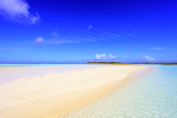 南国沖縄　伊平屋島の透明な波と砂浜