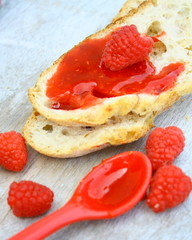 tartine de confiture de framboises 