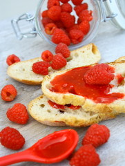 tartine de confiture de framboises 