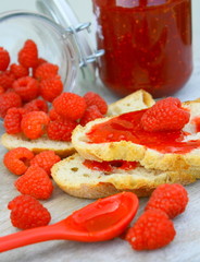 framboises,confiture et pot