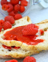 tartine de confiture de framboises 