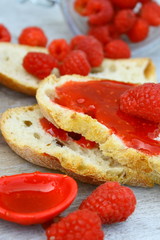 tartine de confiture de framboises 