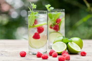Fototapeta na wymiar sommerliches erfrischungsgetränk limonade mit limette