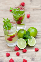 sommerliches erfrischungsgetränk limonade mit limette