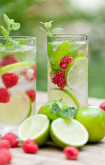 sommerliches erfrischungsgetränk limonade mit limette