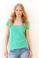 Obraz premium Casual Young Woman with A Friendly Smile
