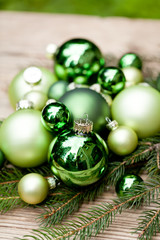 Fototapeta na wymiar festliche weihnachts dekoration in grün auf holz
