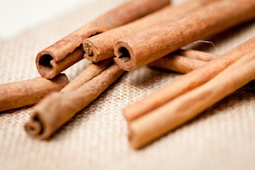 braune aromatische zimtstangen makro weihnachten
