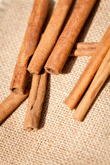 braune aromatische zimtstangen makro weihnachten