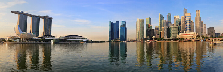 Horizon de ville de panorama de Singapour à Marina Bay