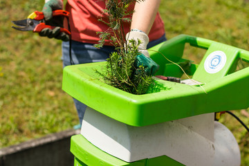 Gartenarbeit häckseln