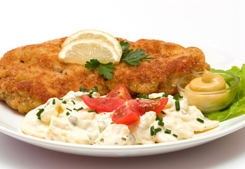 Paniertes Schnitzel mit Kartoffelsalat