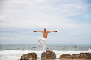 erwachsener sportlicher mann macht yoga pilates