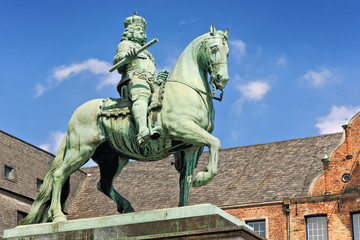 Statue of Johann Wilhelm (Jan Wellem) in front of the Düsseldor