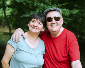 Couple de séniors en forêt