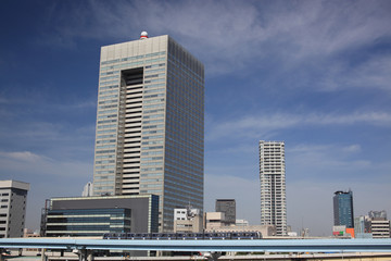 オフィスビルとモノレール