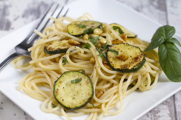 Spaghetti mit Zucchini und Pinienkernen