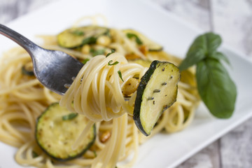 Spaghetti mit Zucchini und Pinienkernen