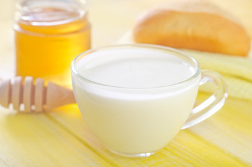 Obraz na płótnie Canvas honey,bread and milk