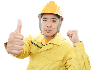 ガッツポーズの作業員