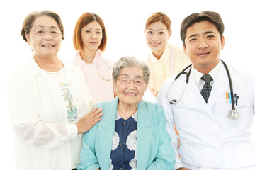 笑顔の高齢者と医療スタッフ
