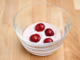 Nachspeise mit Kirschen