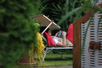 Entspannen auf der Liege im Garten