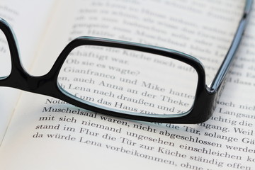 eine Brille auf einem Buch