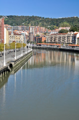 Río Nervión al paso por Bilbao (País Vasco)