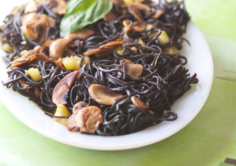 Black spagetthi pasta with mushrooms and courgettes