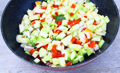 légumes crus ,courgette et poivrons d'été