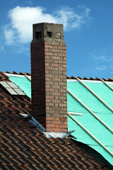 Zur Hälfte abgedecktes Dach mit Schornstein