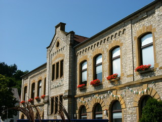 Fassade des Rathaus in Oerlinghausen aus Naturstein mit Wolkenhimmel bei Bielefeld am Hermannsweg...
