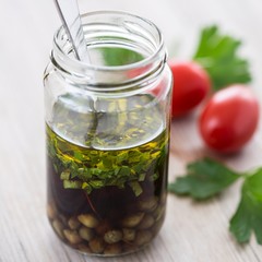 Balsamico Dressing mit Kapern und Petersilie