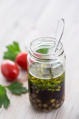 Dressing mit Balsamico und Kapern