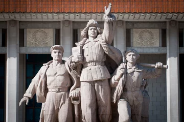Poster Im Rahmen Revolutionary statues near Mausoleum of Mao Zedong in Beijing © Fotokon